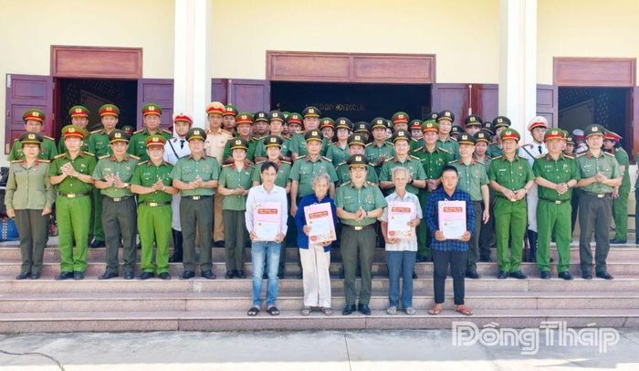Giám đốc Công an tỉnh Đồng Tháp trao quà cho các gia đình chính sách.