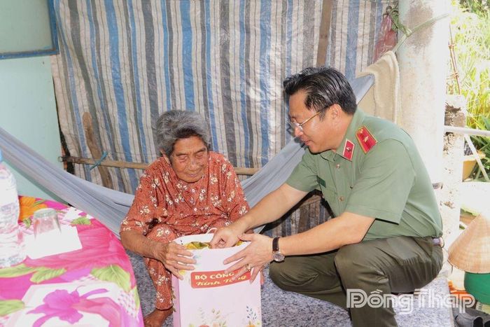 Giám đốc Công an tỉnh Đồng Tháp trao quà cho gia đình chính sách tại xã Thanh Mỹ, tỉnh Đồng Tháp.
