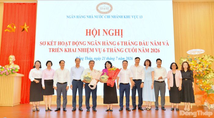 Tri ân và tặng quà nguyên lãnh đạo Ngân hàng nhà nước chi nhánh Khu vực 13 nghỉ hưu, nghỉ theo chế độ.