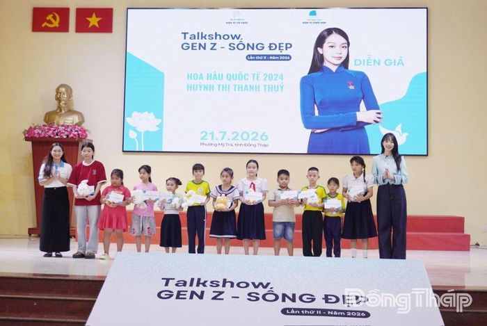 Hoa hậu Huỳnh Thị Thanh Thủy trao học bổng, quà cho học sinh có hoàn cảnh khó khăn trên địa bàn phường Mỹ Trà.