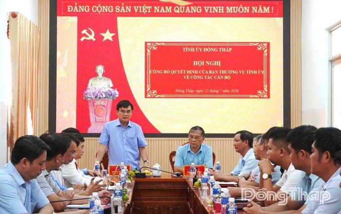 Đồng chí Nguyễn Văn Mười, Phó Bí thư Tỉnh ủy, Trưởng Ban Tổ chức Tỉnh ủy Đồng Tháp phát biểu chỉ đạo tại hội nghị.