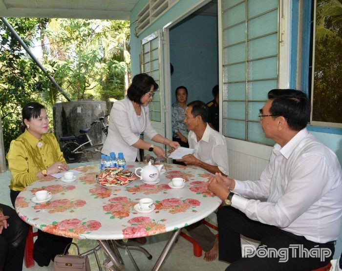 Đồng chí Phạm Thị Mai Tiên thăm, tặng quà thương binh Nguyễn Ngọc Thành.