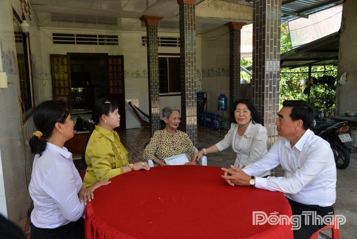 Đoàn đến thăm, tặng quà bà Lê Thị Út, vợ liệt sĩ.