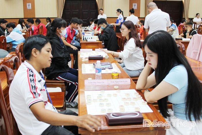Vận động viên nữ thi đấu môn cờ tướng.