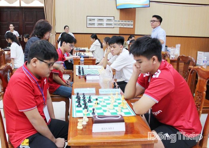 Vận động viên nam thi đấu môn cờ vua.