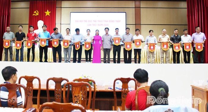 Ban Tổ chức tặng Cờ lưu niệm cho các đơn vị tham dự giải.