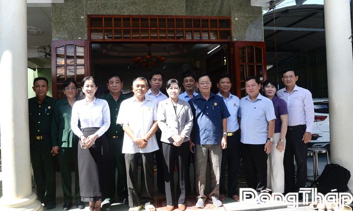 Đồng chí Châu Thị Mỹ Phương cùng đoàn công tác và lãnh đạo phường Trung An chụp ảnh lưu niệm cùng cựu chiến binh Lê Bá Tước (hàng đầu, thứ 2 từ trái sang)