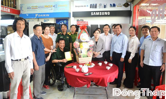 Đồng chí Châu Thị Mỹ Phương cùng đoàn công tác đến thăm, tặng quà cựu chiến binh Nguyễn Văn Quởn.