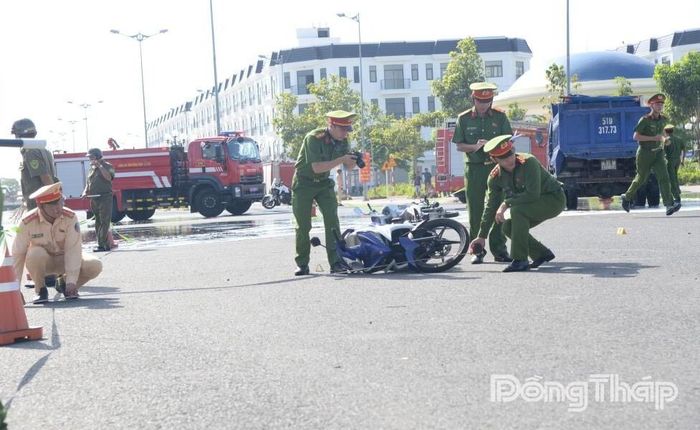 Cảnh sát giao thông phối hợp cùng lực lượng Cảnh sát điều tra tiến hành khám nghiệm hiện trường vụ tai nạn giả định.