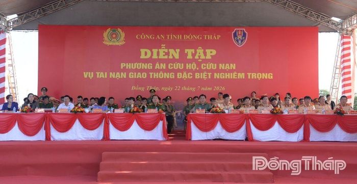 Đại biểu tham dự diễn tập.