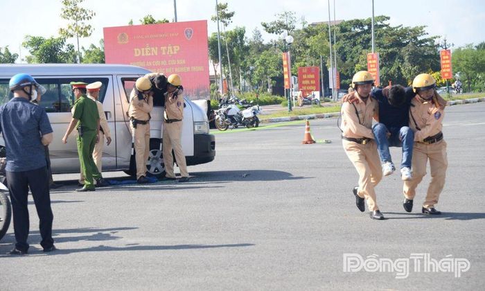 Tình huống giả định nạn nhân mắc kẹt trong xe ô tô, được lực lượng đưa ra ngoài cấp cứu.