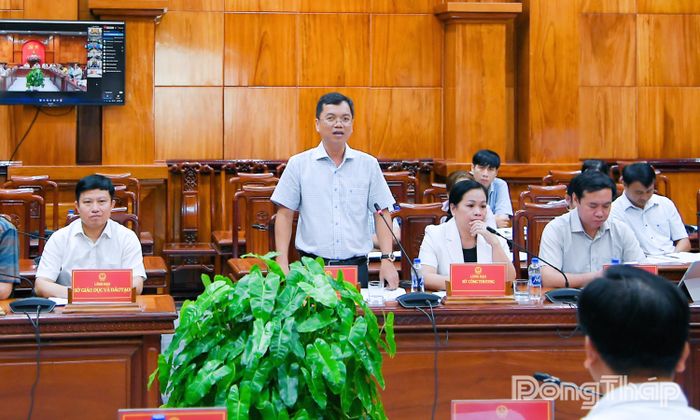 Đồng chí Nguyễn Thế Hồng Trung, Giám đốc Sở Xây dựng phát biểu tại phiên họp.