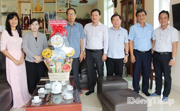 Đồng chí Châu Thị Mỹ Phương, Phó Bí thư Tỉnh ủy, Trưởng Đoàn đại biểu Quốc hội tỉnh Đồng Tháp (thứ 2 từ trái sang) tặng quà đồng chí Võ Quốc Trung (thứ 3 từ trái sang).
