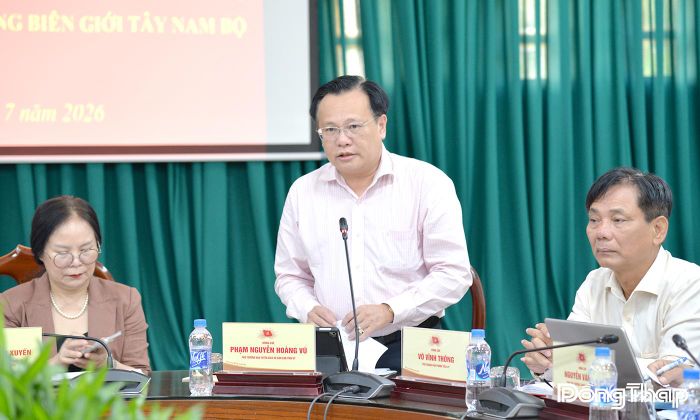 Đồng chí Phạm Nguyễn Hoàng Vũ, Phó Trưởng Ban Tuyên giáo và Dân vận Tỉnh ủy phát biểu tại tọa đàm. 