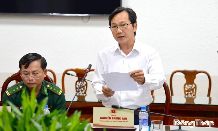 Đồng chí Nguyễn Trọng Tấn, Phó Giám đốc Báo và phát thanh, truyền hình Đồng Tháp phát biểu tại tọa đàm. 