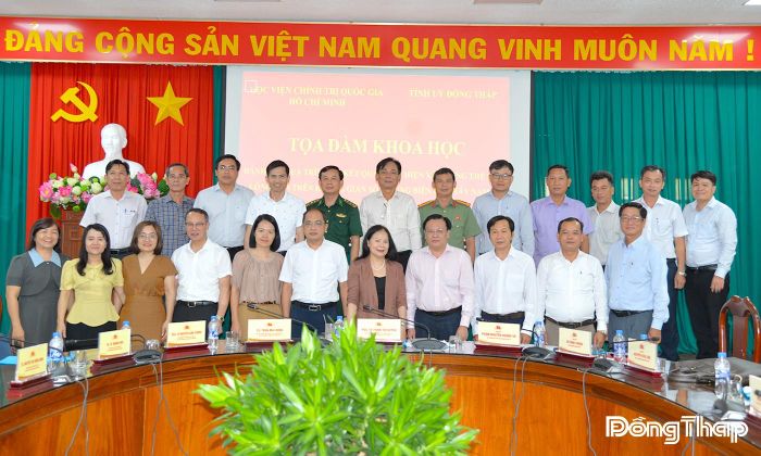 Các đại biểu chụp ảnh lưu niệm. 