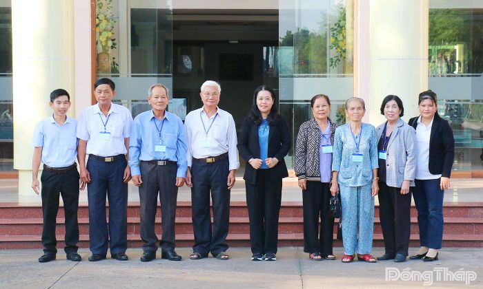 Đoàn đại biểu người có công tiêu biểu tỉnh Đồng Tháp lên đường tham dự Hội nghị tri ân người có công với cách mạng toàn quốc năm 2026. (Ảnh: Thi Trần)