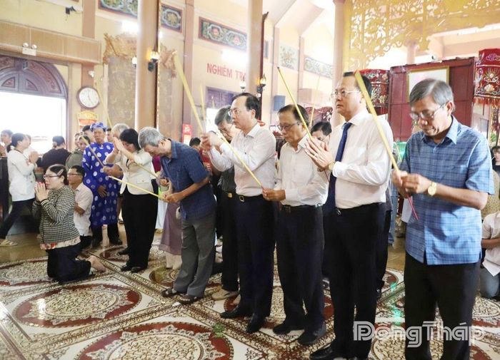 Đại biểu dâng hương tại Đền thờ ông, bà Đỗ Công Tường.