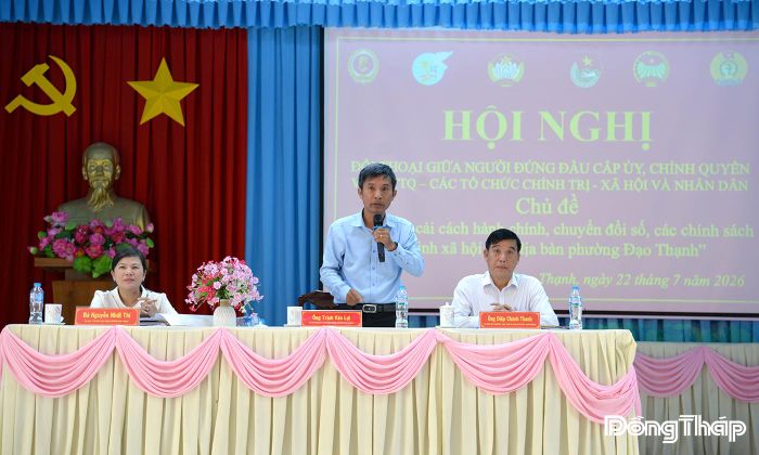 Đồng chí Trịnh Văn Lợi, Bí thư Đảng ủy, Chủ tịch HĐND phường Đạo Thạnh giải đáp ý kiến, kiến nghị của Nhân dân tại hội nghị đối thoại.