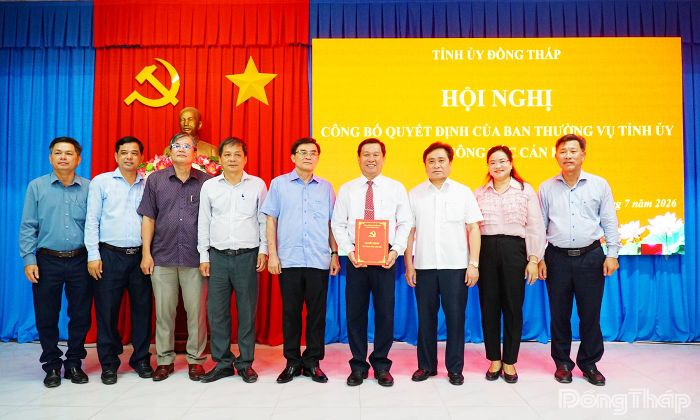 Đại biểu chụp hình lưu niệm.