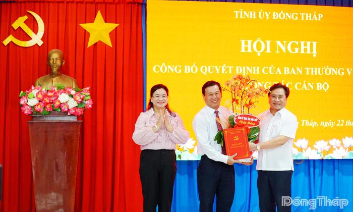Đồng chí Trần Văn Dũng trao hoa chúc mừng đồng chí Phạm Văn An.