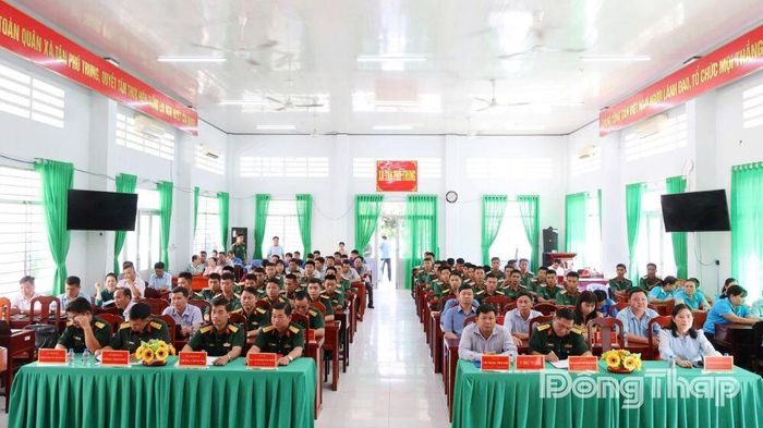Đại biểu, cán bộ, chiến sĩ Lữ đoàn 25 cùng lãnh đạo, cán bộ xã Tân Phú Trung dự lễ ký kết.