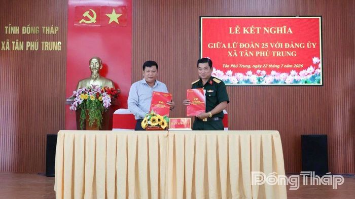 Đại diện lãnh đạo Lữ đoàn 25 (Quân khu 9) và Đảng ủy xã Tân Phú Trung ký kết Kế hoạch phối hợp.