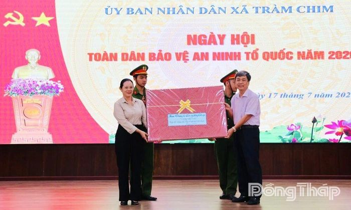 Đồng chí Phạm Văn Chuẩn, Ủy viên Ban Thường vụ Tỉnh ủy, Phó Chủ tịch Thường trực HĐND tỉnh trao quà của Ban Thường vụ Tỉnh ủy tặng cán bộ và Nhân dân xã Tràm Chim nhân Ngày hội Toàn dân bảo vệ an ninh Tổ quốc năm 2026.