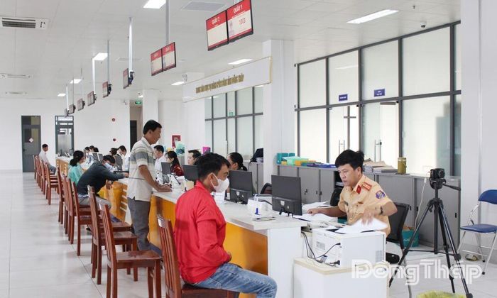 Trung tâm Phục vụ hành chính công tỉnh bố trí nhân sự đáp ứng yêu cầu nhiệm vụ giải quyết thủ tục hành chính cho người dân và doanh nghiệp.