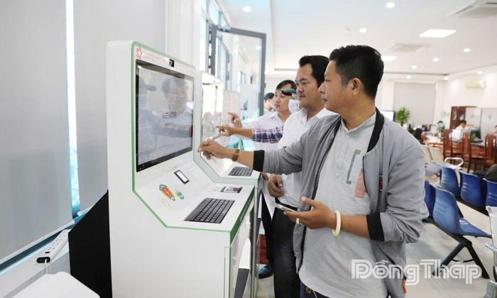 Kiosk thông minh (Trạm dịch vụ công số) hỗ trợ người dân thực hiện các thủ tục hành chính nhanh chóng, thuận tiện và hiện đại.