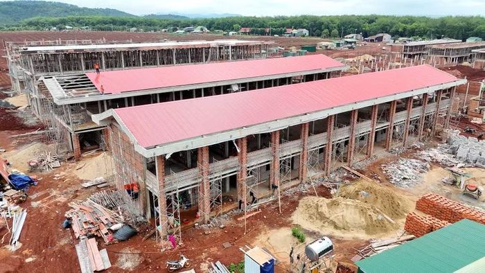  Đơn vị thi công đẩy nhanh tiến độ hoàn thiện Trường Phổ thông nội trú tiểu học và THCS Ia Nan, bảo đảm đưa vào sử dụng trước năm học mới. Ảnh: P.D 