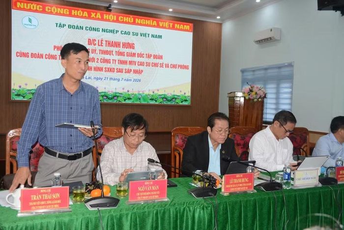 Lãnh đạo Công ty TNHH một thành viên Cao su Chư Prông phát biểu tại buổi làm việc. Ảnh: Văn Vĩnh