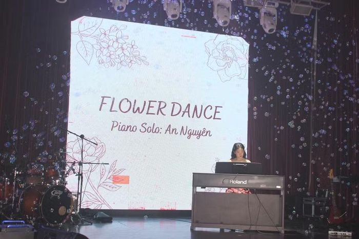  Tiết mục độc tấu piano "Flower Dance" góp phần tạo nên không gian âm nhạc đa sắc màu. Ảnh: M.C 