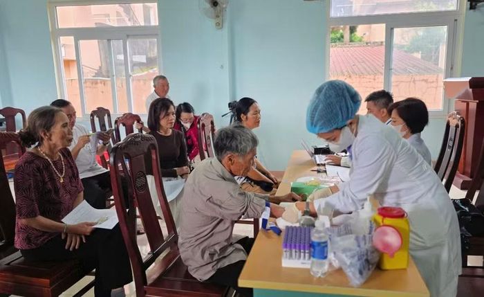 Nhiều thân nhân liệt sĩ trực tiếp đến trụ sở Công an phường Pleiku để lấy mẫu. Ảnh: Bá Bính