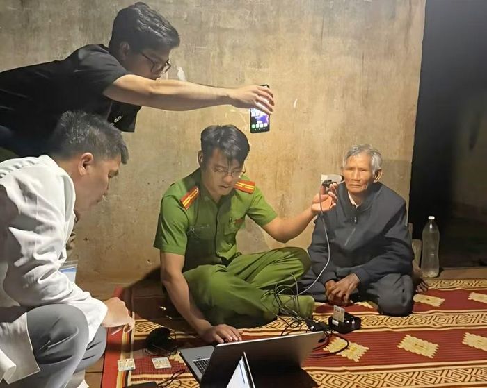 Lực lượng công an đến tận nơi để lấy mẫu đối với những trường hợp thân nhân liệt sĩ có sức khỏe yếu, đi lại không thuận tiện. Ảnh: Bá Bính