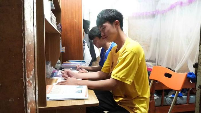 Hai anh em Nguyễn Văn Triều (áo vàng) và Nguyễn Văn Đại luôn cố gắng học tập thật tốt. Ảnh: Chu Hằng
