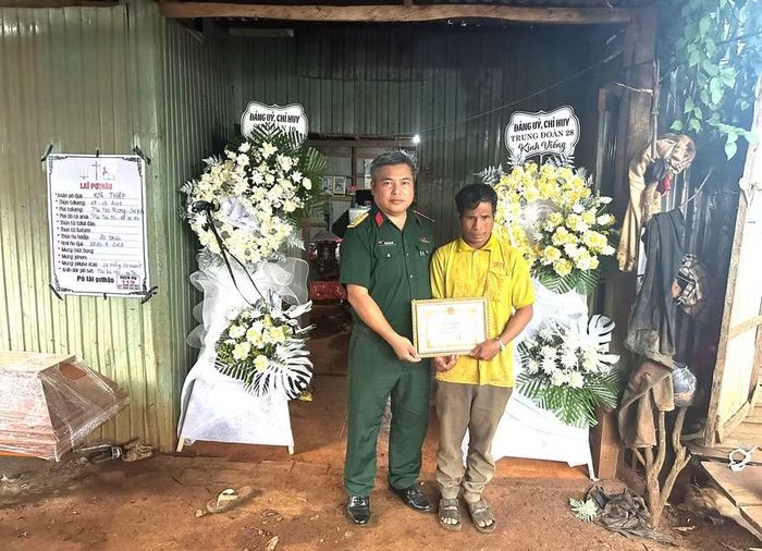 Đại diện gia đình nhận giấy khen của Chủ tịch UBND xã Chư Sê tặng cho hạ sĩ Kpă Thiệp vì hành động dũng cảm cứu người. Ảnh: ĐVCC
