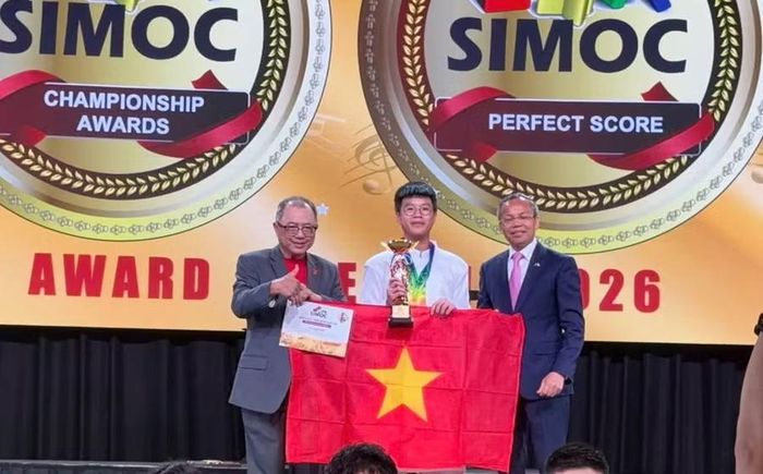 Em Vũ Hoàng Nam nhận giải Á quân toàn năng tại SIMOC 2026. Ảnh: ĐVCC