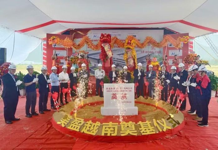 Các đại biểu thực hiện nghi thức động thổ Dự án Nhà máy sản xuất hàng nội - ngoại thất cao cấp Gainwell Việt Nam tại Gia Lai. Ảnh: Dũng Nhân
