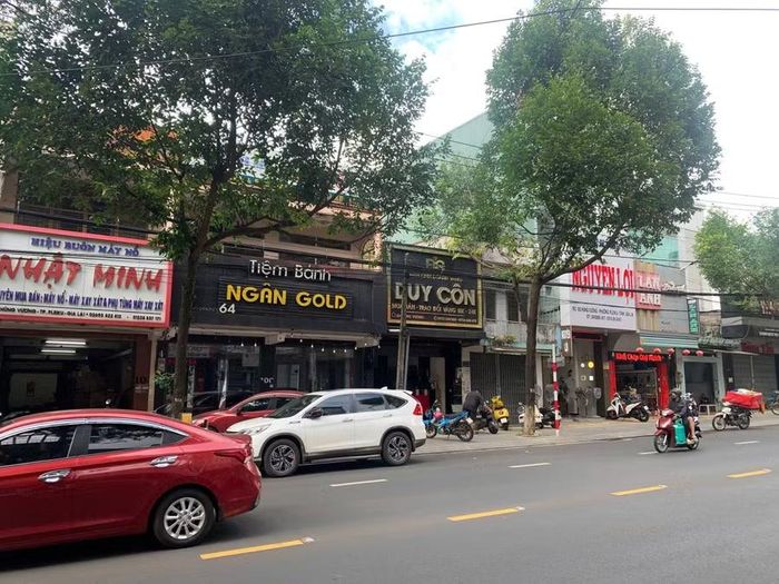  Một góc đường Hùng Vương - nơi tiệm băng đĩa Duy Côn đã trở thành một phần ký ức của phố núi. Ảnh: H.N 