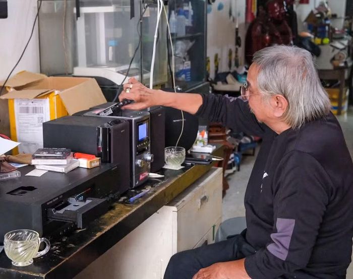  Ông Trịnh Duy Côn là người mở tiệm dịch vụ băng nhạc đầu tiên ở phố núi Pleiku sau ngày thống nhất đất nước. Ảnh: Hoàng Ngọc 