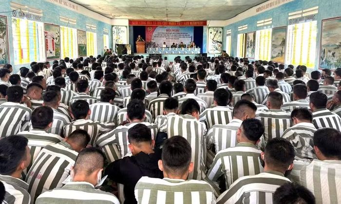 Hơn 600 phạm nhân phân trại số 4 dự buổi tuyên truyền, phổ biến, giáo dục pháp luật. Ảnh: Bá An