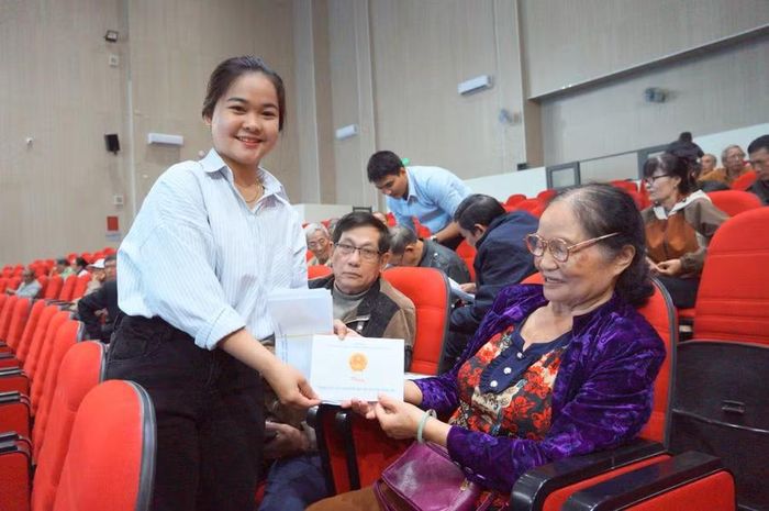 Từ Quỹ Đền ơn đáp nghĩa, UBND phường Bình Định tổ chức gặp gỡ, tặng quà cho người có công dịp Tết Nguyên đán 2026. Ảnh: Nguyễn Muội