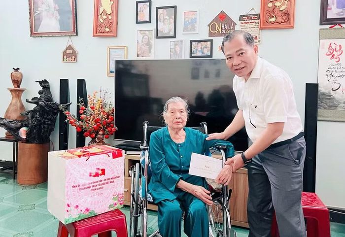 Đồng chí Bí thư Đảng ủy phường Diên Hồng thăm hỏi gia đình người có công với cách mạng.