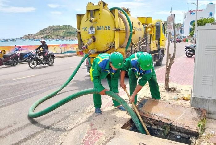  Đơn vị chức năng nạo vét, hút bùn hố thu gom nước thải tại tổ dân phố Hưng Lương (phường Quy Nhơn Đông). Ảnh: V.L 