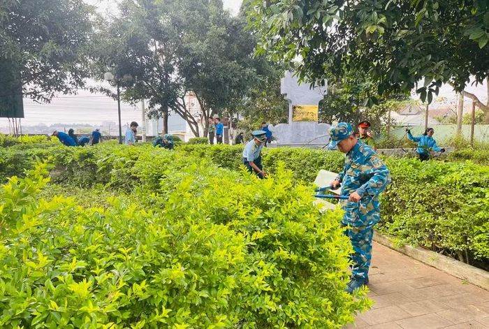 Đoàn viên, thanh niên phường Thống Nhất cùng các đơn vị phối hợp cắt tỉa cây xanh, dọn dẹp vệ sinh trong khuôn viên Bia tưởng niệm các chiến sĩ cách mạng hy sinh tại Trại giam tù binh Pleiku. Ảnh: M.C