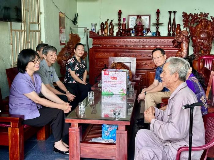 Phó Chủ tịch UBND tỉnh Nguyễn Thị Thanh Lịch (bên trái) cùng đoàn công tác đến thăm gia đình ông Nguyễn Duy Tân (bị nhiễm chất độc hóa học) tại phường Ayun Pa. Ảnh: Hoàng Vũ