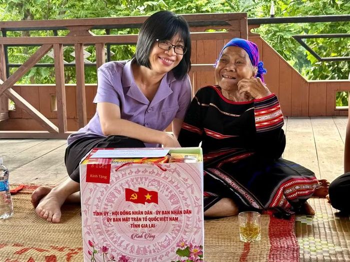 Phó Chủ tịch UBND tỉnh Nguyễn Thị Thanh Lịch ân cần thăm hỏi sức khỏe, đời sống thân nhân liệt sĩ Ksor Loai (thôn Bôn Bir, xã Ia Rbol). Ảnh: Hoàng Vũ