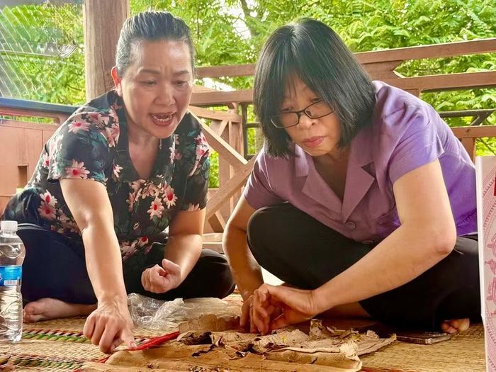 Phó Chủ tịch UBND tỉnh Nguyễn Thị Thanh Lịch (bên phải) xem các giấy tờ liên quan đến em ruột liệt sĩ Ksor Loai do gia đình lưu giữ. Ảnh: Hoàng Vũ