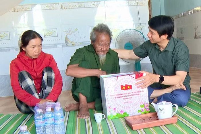  Phó Bí thư Tỉnh ủy Nguyễn Ngọc Lương tặng quà cho bệnh binh Đinh Đen tại xã Vĩnh Thịnh. Ảnh: Bình Dương 